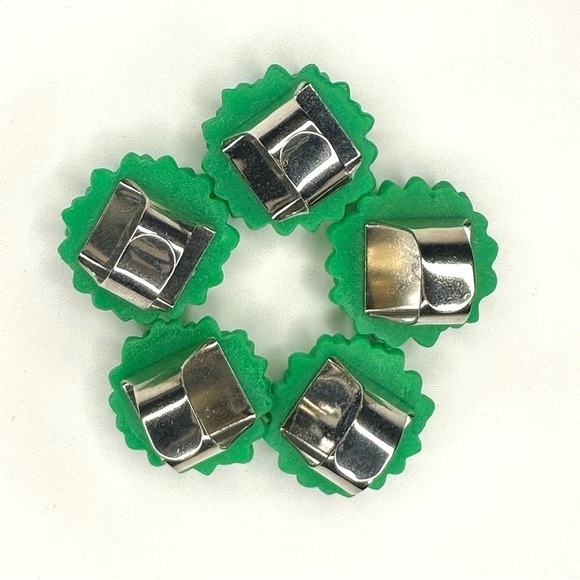 LOT OF 5 Emerald Green Flower Rings Bundle - Adjustable - SOLD AS IS - Picture 4 of 8
